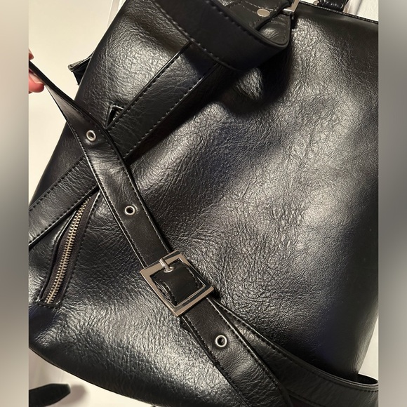 Leather backpack - Picture 2 of 7